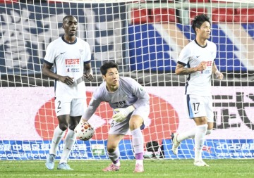 开云体育投注-2连败丢9球 中超主场最疯狂球队噩梦开局 47岁主帅哽咽：责任在我